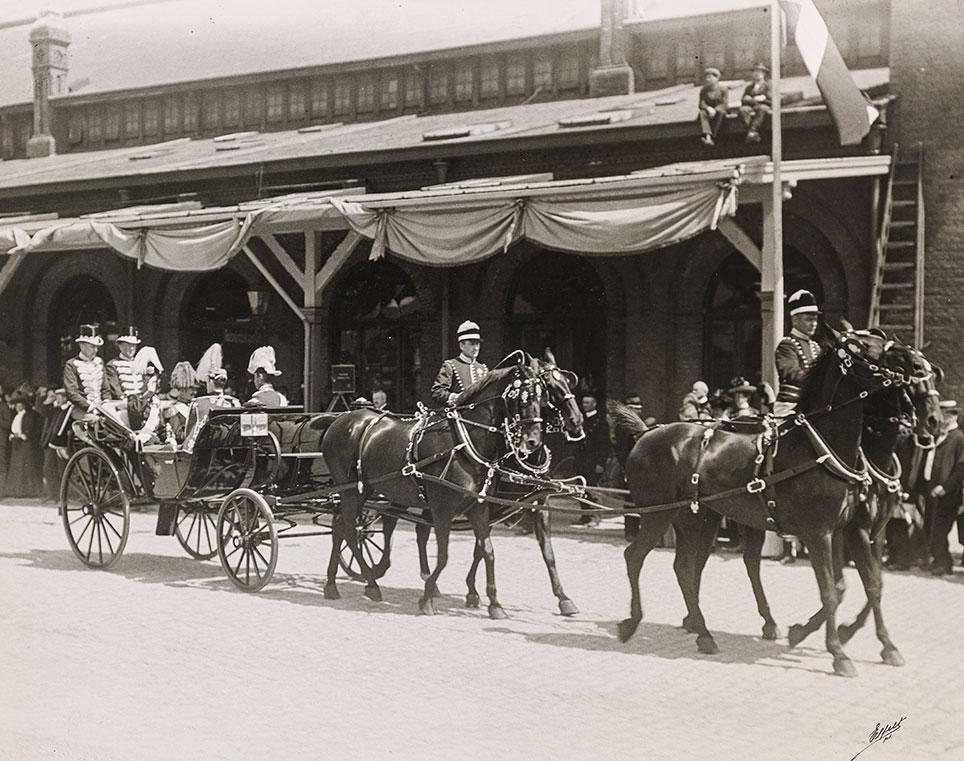 Daumontvognen fra Neuss ved kong Gustavs statsbesøg i Danmark 1908. Foto: Elfelt, Nationalmuseets billedsamling.