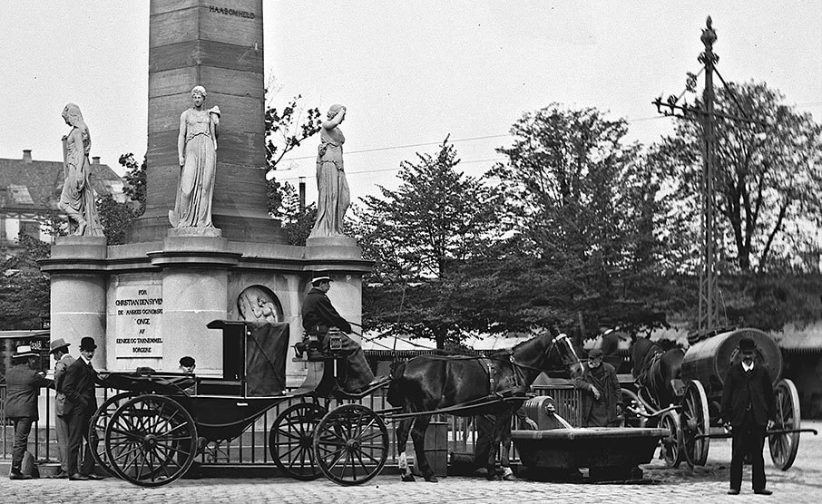 Vanding af heste ved Frihedsstøtten, 1909.