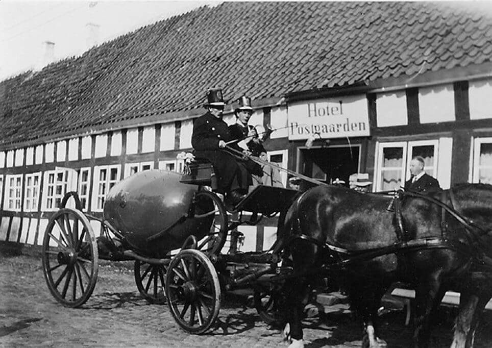 Kugleposten holder foran Hotel Postgaarden i Mariager.