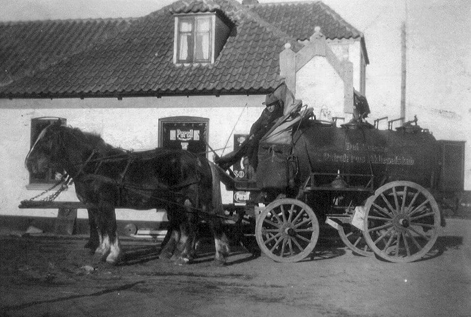 Hestetrukken petroleumstankvogn foran Købmandsforretningen i Nørbæk.