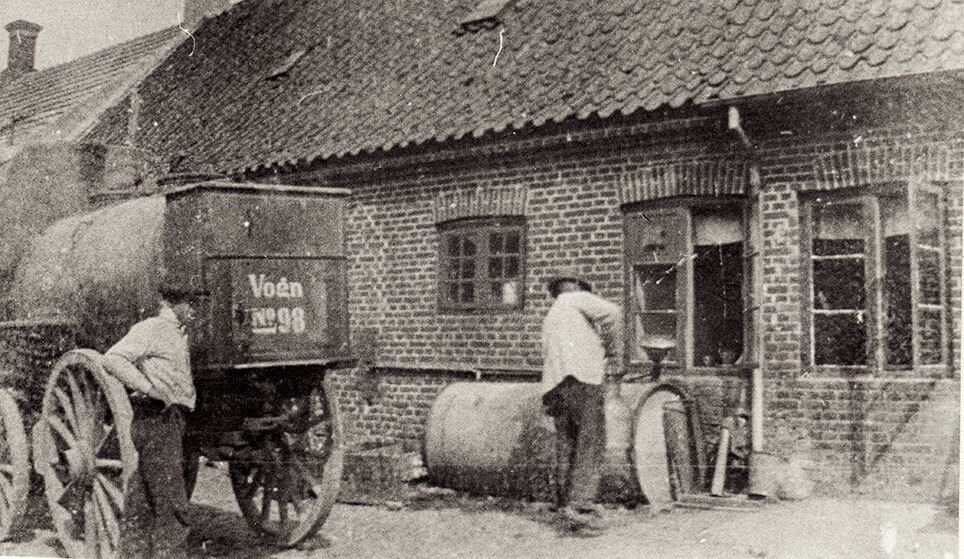 Petroleumskusk Peter Christensen fylder købmand L. Fynboes petroleumstank i Allingåbro 1917