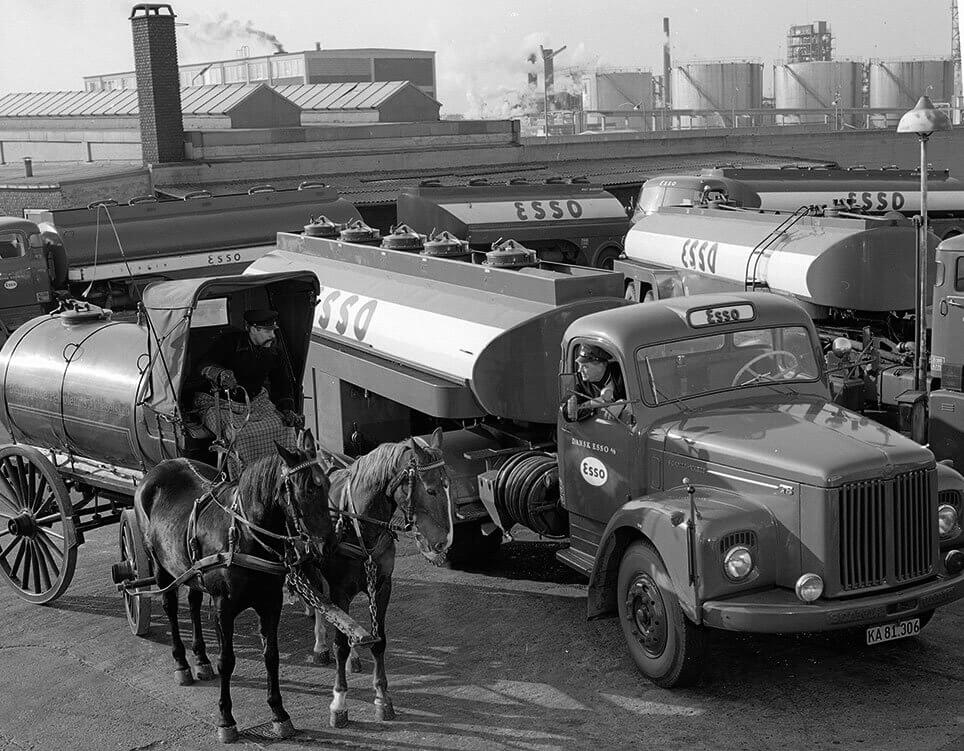 Petroleumstankvogn nr. 155 og nye Scania-Vabis tankvogne til Esso i 1959.