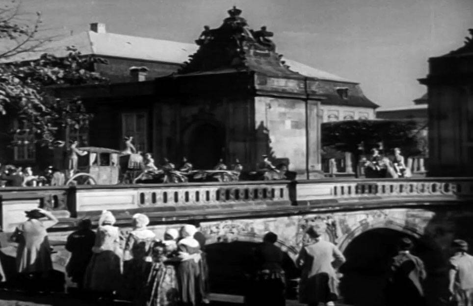 Dronning Caroline Amalies karet med 6-spand kører over Marmorbroen i Struensee-filmen fra 1935