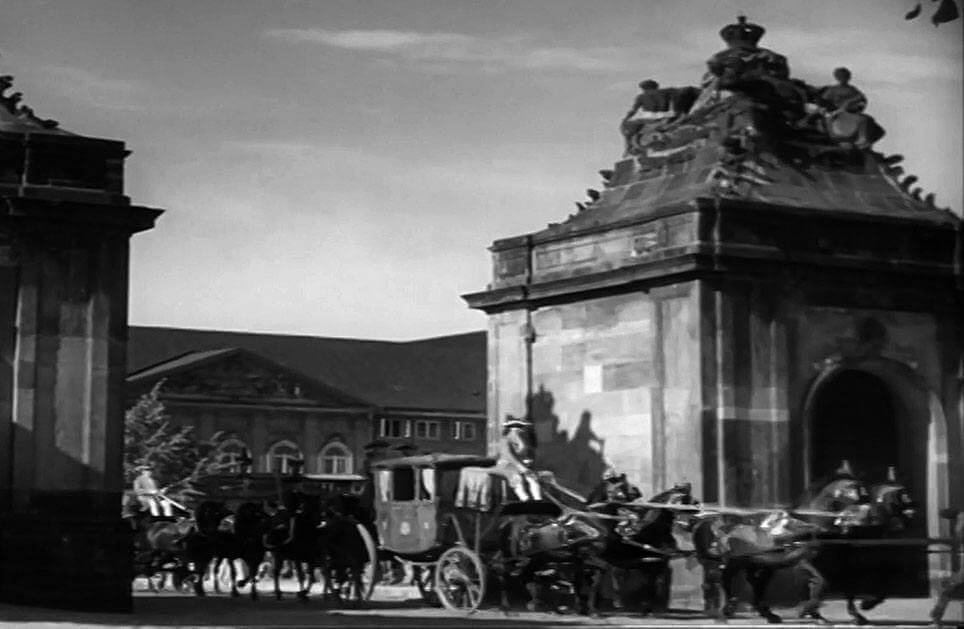 Dronning Caroline Amalies karet med 6-spand kører over Marmorbroen og ind på Christiansborg Ridebane i Struense-filmen fra 1935