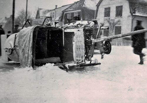 Den 21. marts 1933 væltede en D.D.P.A. petroleumstankvogn i det sneglatte føre i Randers.