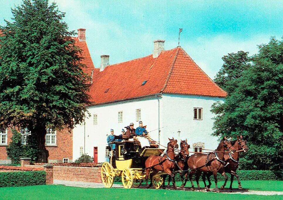 Major Poul Lindegaard kører coachen på Sparresholm. Postkort fra Sparresholm Vognsamling. Ole Jespersens samling.