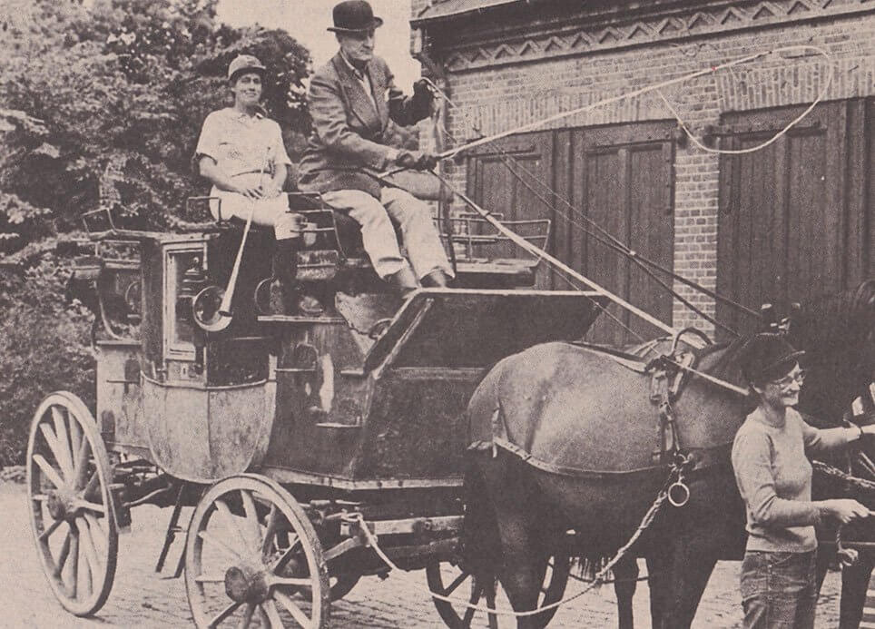Henrik Haubroe på bukken og Kirsten Haubroe med coachhorn ved en af de første ture med vognen på Møn. Foto i Henrik Haubroes arkiv.