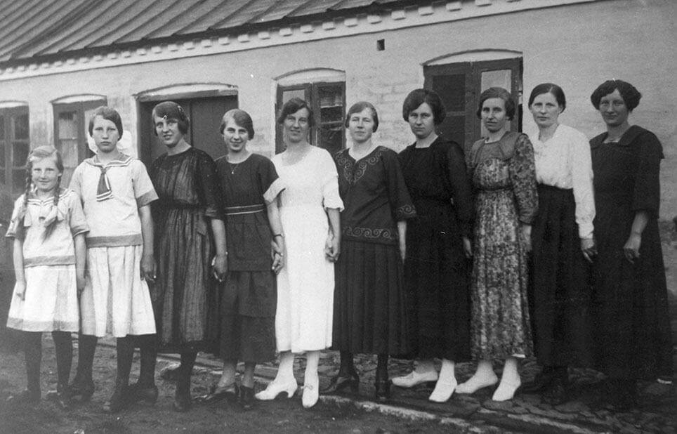 Nathalia Hansen står i midten i hvid kjole omgivet af sine ni søskende. Foto: Støvring Lokalarkiv.