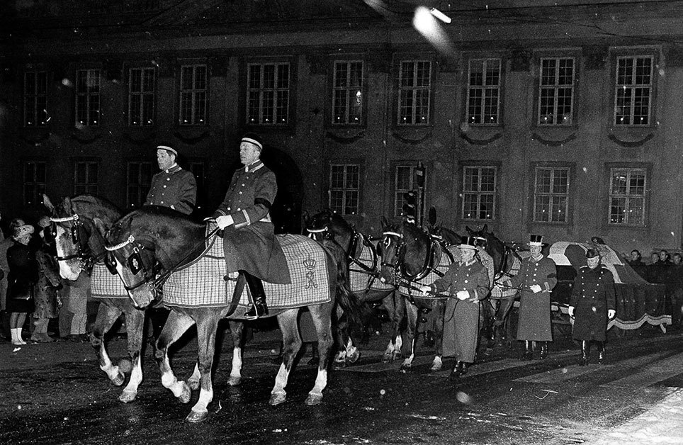 Blandt Thorvald Jensens sidste officielle opgaver var i forbindelse med kong Frederik 9.s bisættelse i 1972. Her fra den aften, hvor kongens båre blev kørt fra Amalienborg til Christiansborg Slotskirke. Foto: Jesper Clausen.