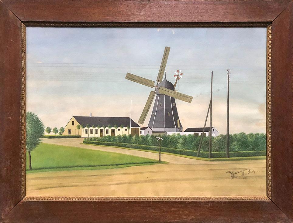 Gouache, der viser Mariendals Mølle med tilhørende bygninger. Signeret J. Petersen, Uttrup pr.
Nørre Sundby 1906. Dermed viser billedet den nye mølle, der blev bygget efter branden i 1905.
Foto: Signe Stidsing Hansen, Nordjyske Museer.