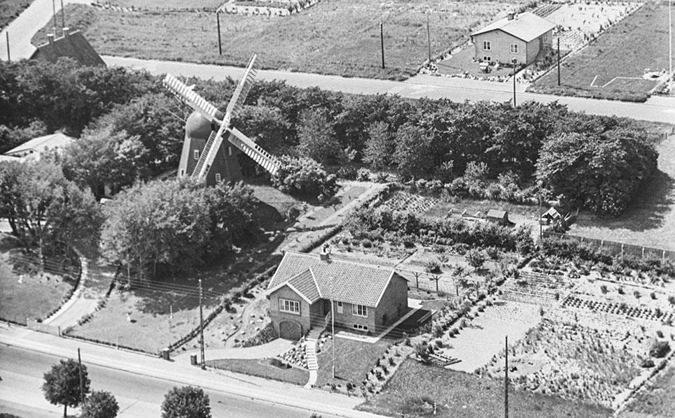 Mariendals Mølle med Hobrovej i forgrunden. Sylvest Jensen Luftfoto, 1950. Luftfotosamlingen, Det kgl. Bibliotek.