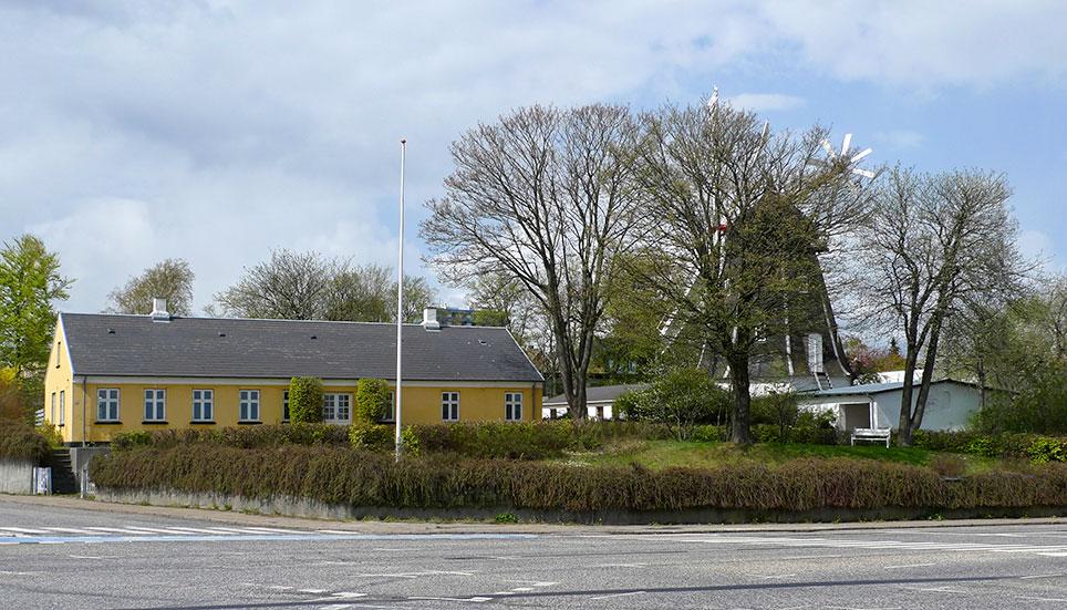 Beboelseshuset dannede en smuk helhed med Mariendals Mølle. Her er træerne foran møllen dog
blevet for store. Foto: Jan Slot-Carlsen, Nordjyllands Historiske Museum, maj 2010.