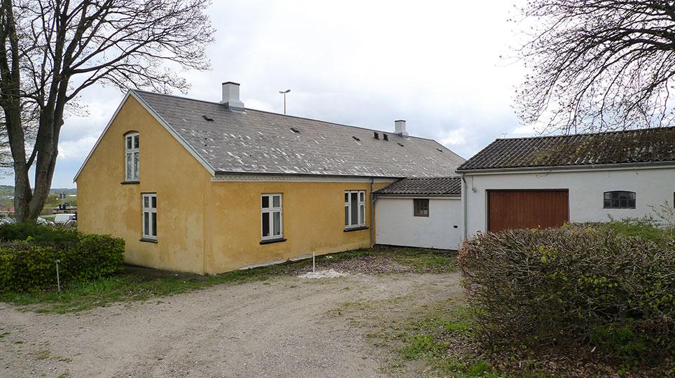 Møllerhuset med garage og mellembygning ved Mariendals Mølle. Foto: Jan Slot-Carlsen, Nordjyllands Historiske Museum, maj 2010.