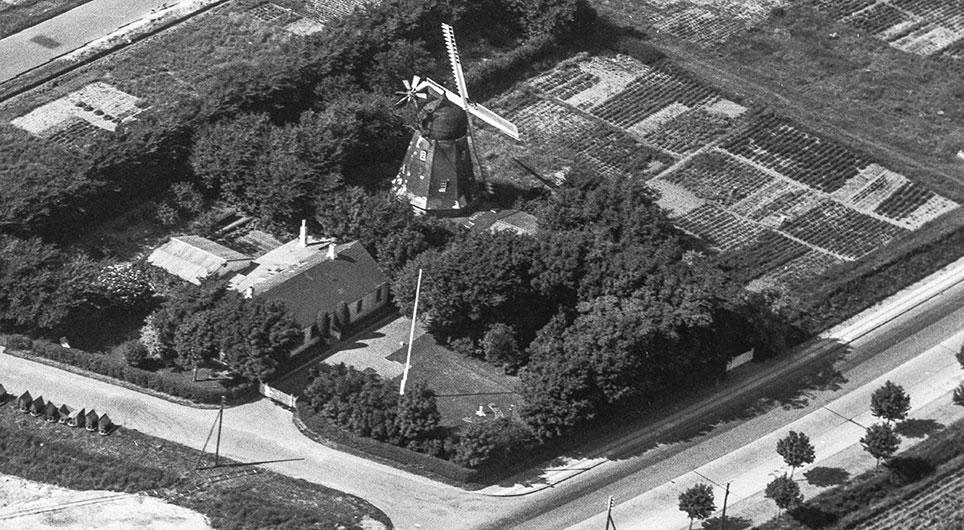 Mariendals Mølle og møllerhuset med omkringliggende marker. Sylvest Jensen Luftfoto, 1946.
Luftfotosamlingen, Det kgl. Bibliotek.