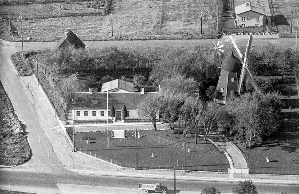 Mariendals Mølle og møllerhuset med forhaven ryddet efter deklarationen i 1948. Aalborg
Luftfoto, 1948-1952. Luftfotosamlingen, Det kgl. Bibliotek