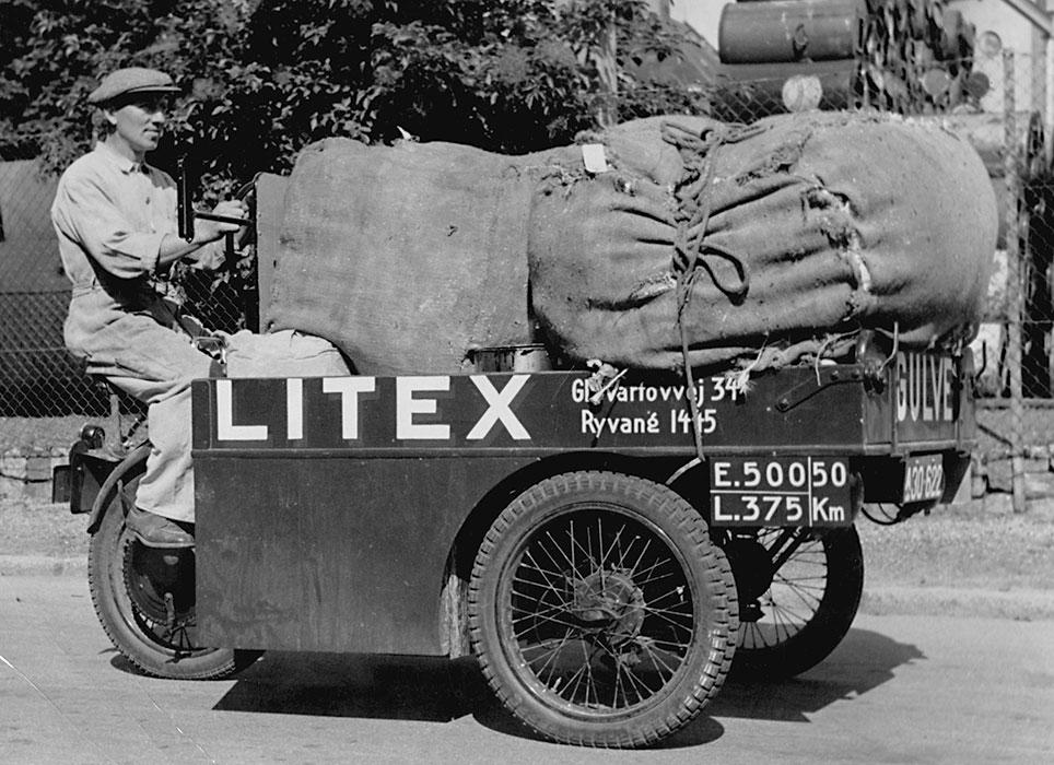 Litex gulvbelægning blev bragt ud med elektrovogn i København. Foto i Peter Zeuthens arkiv.