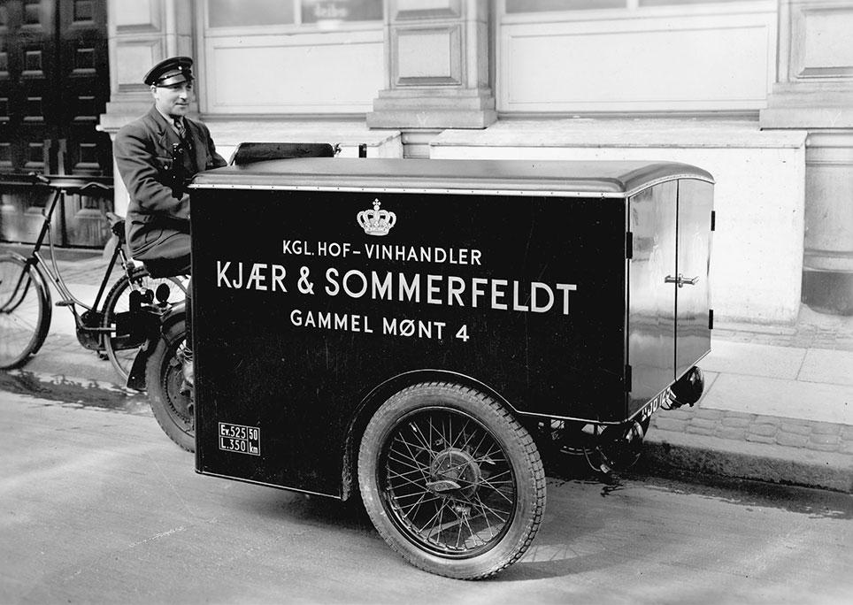Kgl. Hof-Vinhandler Kjær & Sommerfeldt, Gammel Mønt 4, bragte vin ud i København med KZ-Elektrovogn. Foto i Peter Zeuthens arkiv.