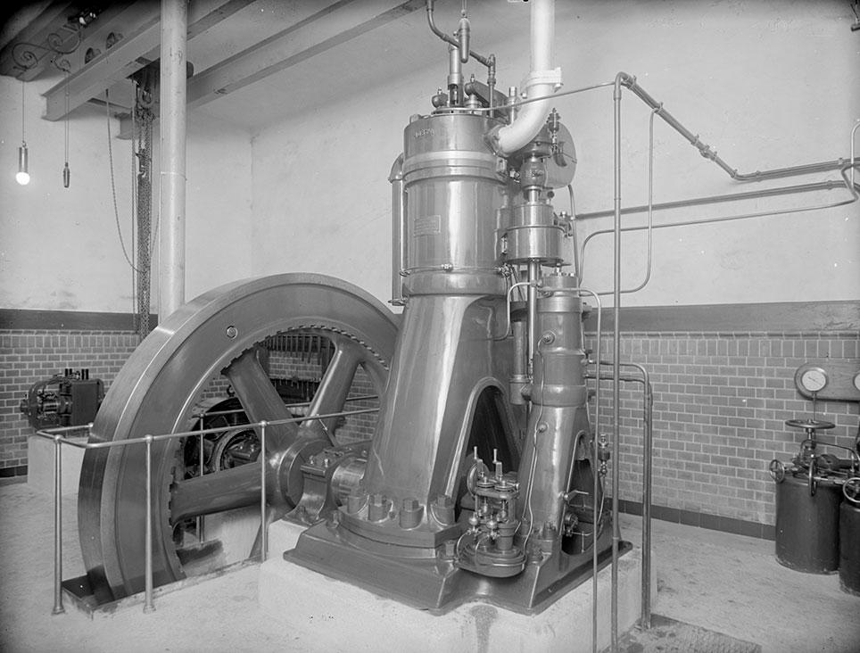 Den nye dieselmotor leveret af B&W til N. Larsens Vognfabrikker, Smallegade 52. Maskinen skulle både trække en generator til belysningsstrøm samt maskiner i vognfabrikken. Foto: Lars Peter Elfelt, 1904. Det kgl. Biblioteks billedsamling.