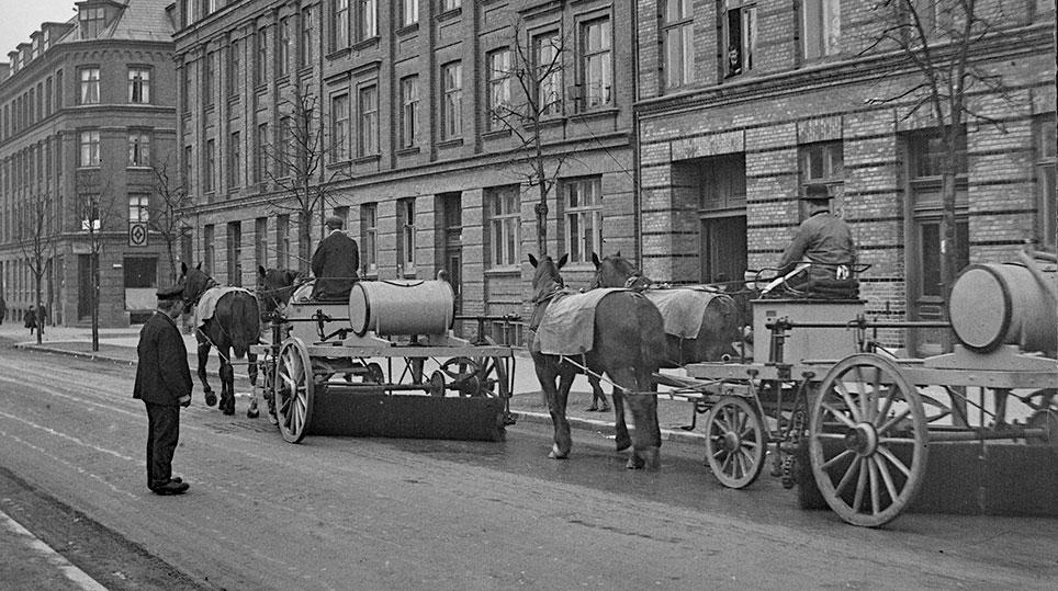 Maskiner med vandtank og roterende kost til gadefejning. Frederiksberg Kommunes tekniske forvaltning.  Foto: Lars Peter Elfelt, 1914, Det kgl. Biblioteks billedsamling.
