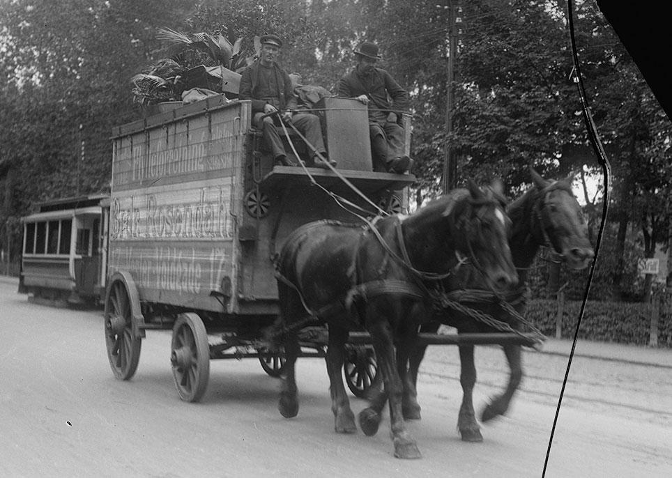 Flytteomnibus fra Brdr. Rosendahls Flytteforretning, Vester Voldgade 17, København. Lars Peter Elfelt, 1916, Det kgl. Biblioteks billedsamling.