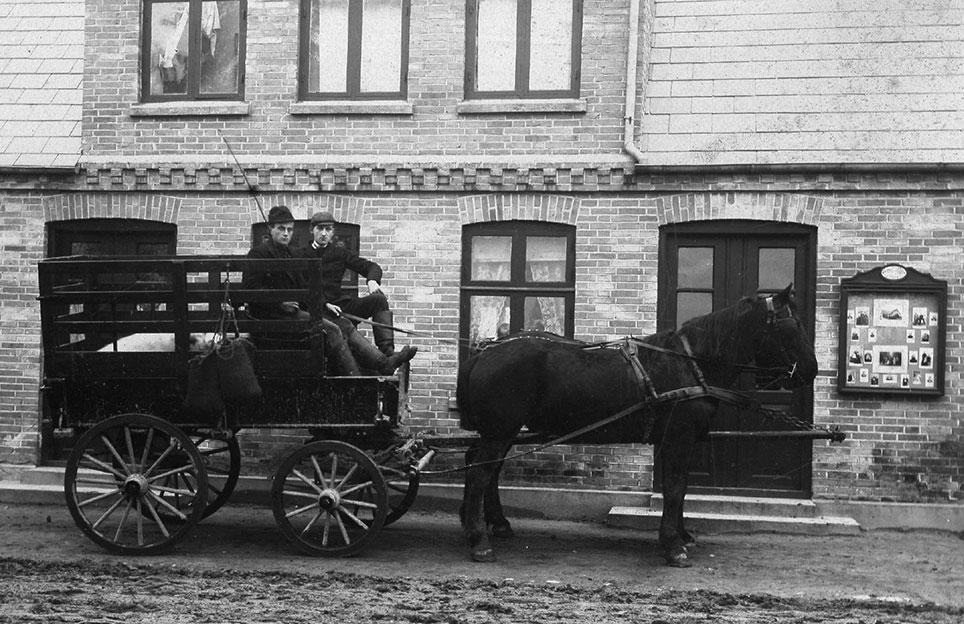 Fladbundet fjedervogn med grisekasse. Tospandet går med bringeseler uden omgangstøj, 1896. Foto: Museum Odense.