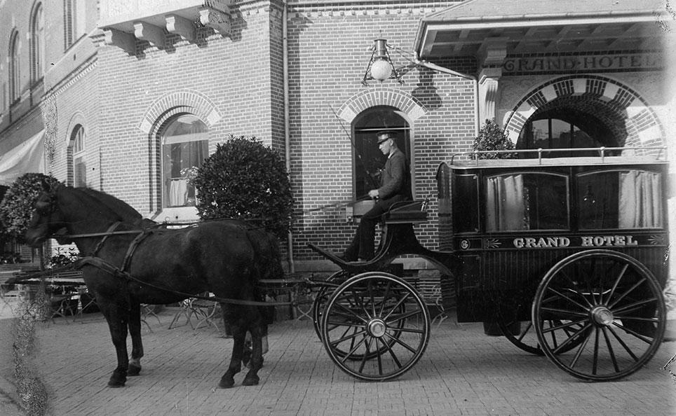 Hotelomnibus med tospand foran Grand Hotel, Odense. Foto: Museum Odense.