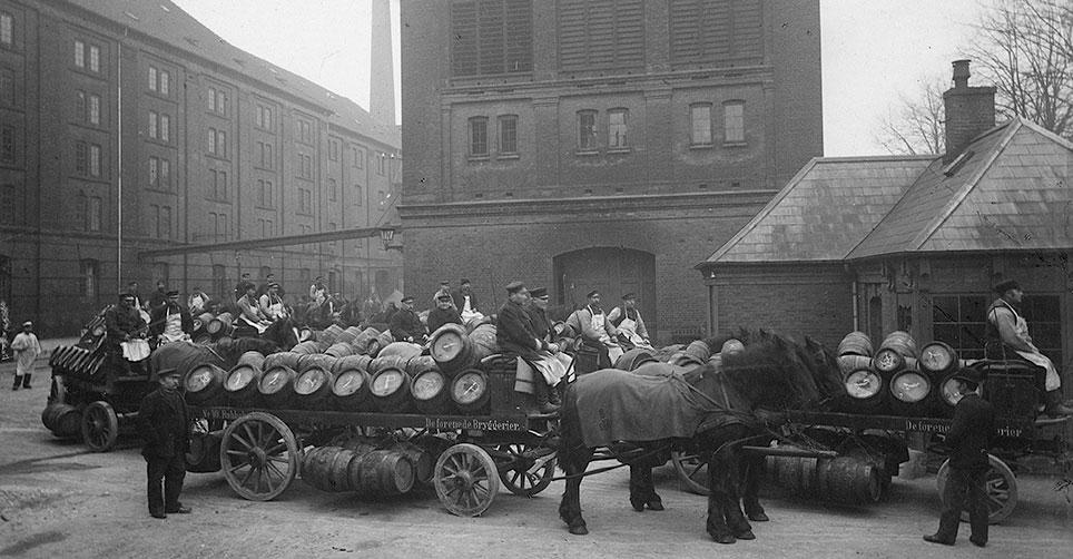Ølvogne med ølfade fra De Forenede Bryggerier, Rahbeks Allé, fra 1923 Kongens Bryghus. Uden år. Foto: Frederik Riise, Københavns Museum.