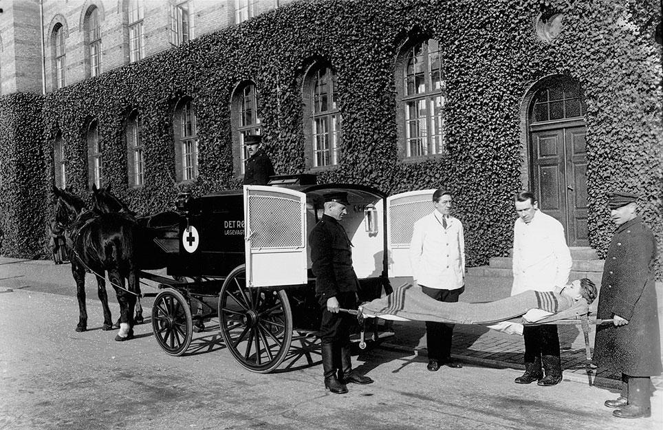 Hestetrukket ambulance fra Det Røde Kors, Lægevagtstationen ved Kommunehospitalet i København. Foto: Peter Elfelt, Københavns Museum.