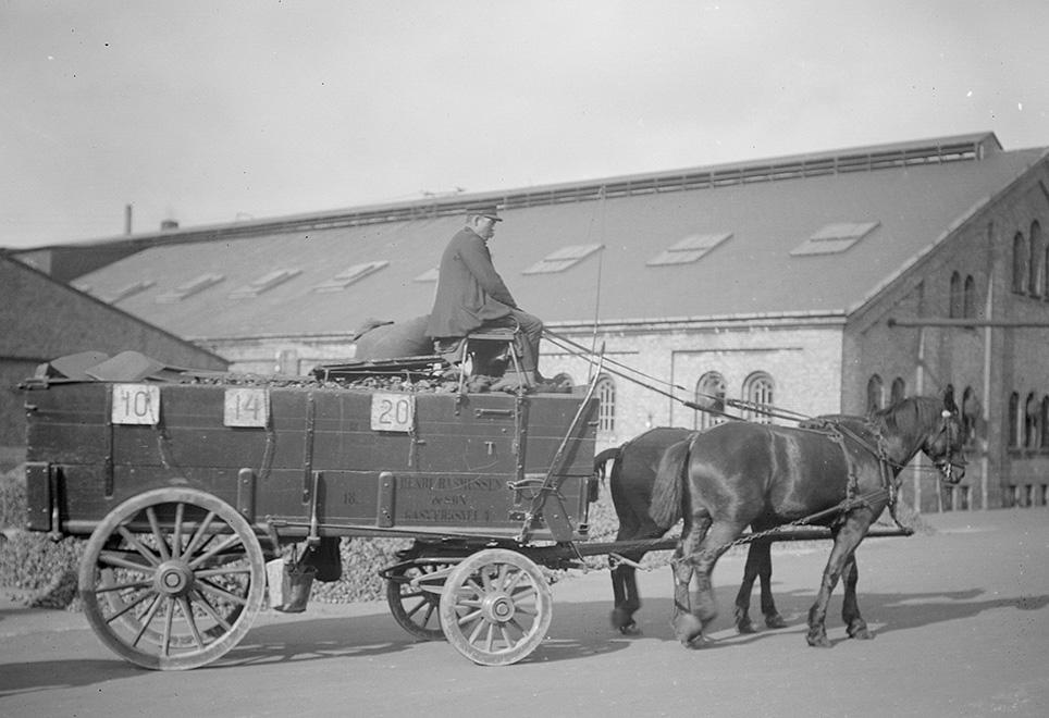 Koksvogn fra Vognmandsfirmaet Henri Rasmussen & Søn, der havde leveringen af gasværkernes koks i entreprise. Foto: Lars Peter Elfelt, 1917, Det kgl. Biblioteks billedsamling. 