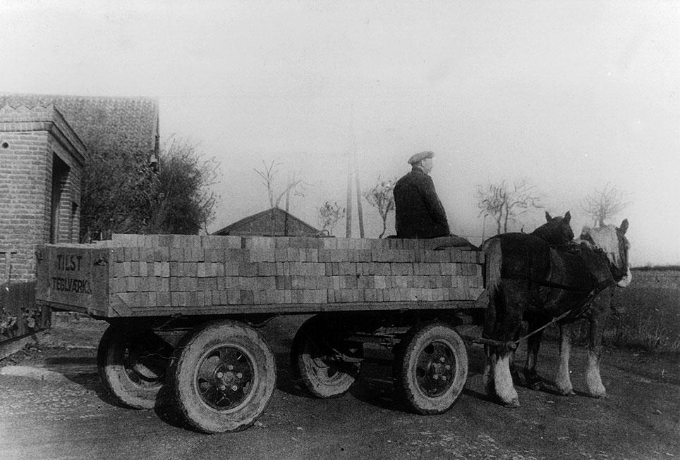 Fladvogn læsset med mursten fra Tilst Teglværk. Vognen har gummihjul og SKF kuglelejer. Foto: SKS Danmarks arkiv.