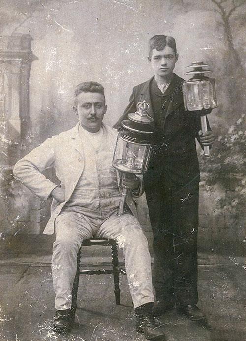 Frederik Grøndahl og sønnen Vilhelm Grøndahl med sit svendestykke.