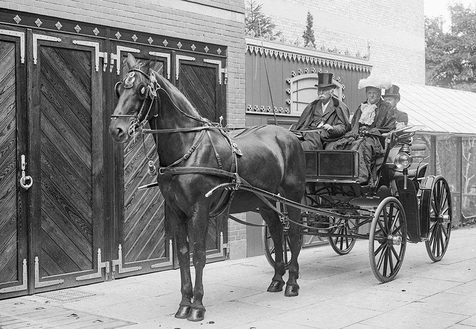 Grosserer Lassen kører selv sin enspænderhest forspændt en herrephaeton.