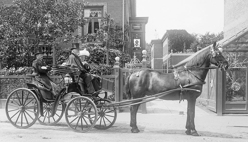 Grosserer Lassen kører selv sin enspænder forspændt en herrephaeton. Her holder ekvipagen foran hjemmet på Amicisvej 17, Frederiksberg.