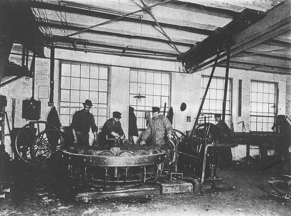 Allerede i 1899 var en stor hydraulisk hjulringspresse i brug hos Larsens Vognfabrikker i København. Gengivet efter Hver 8. Dag 1899.