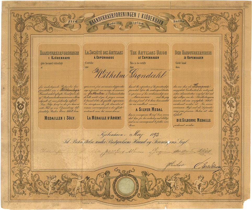 I maj 1893 tildelte Håndværkerforeningen i København sølvmedalje til Wilhelm Grøndahl for hans smukke svendestykke. Medaljediplom i privat eje. Digital kopi i forfatterens arkiv.