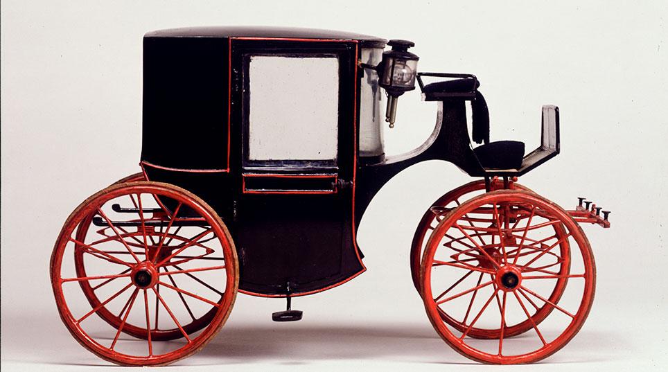 Vilhelm Grøndahls model af en coupé udført i blik og med elektriske glødelamper i lygterne. 