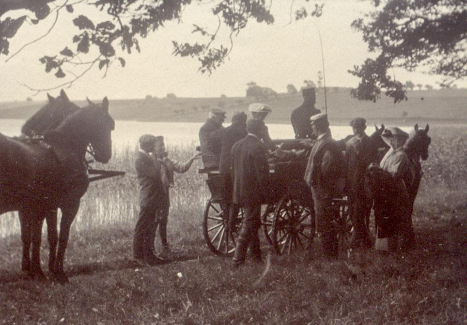 To ekvipager fra Gunderslevholm holder ved Bavelse Sø i 1910. Kristian Kusk kører den forreste char-a-banc. Foto: NæstvedArkiverne, ukendt fotograf.