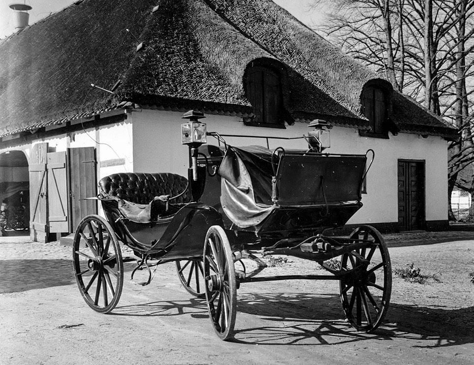 Vis-a-vis fra Gunderslevholm. På godset blev vognen kaldt "den flade". Foto: Næstved Museum, ukendt fotograf.