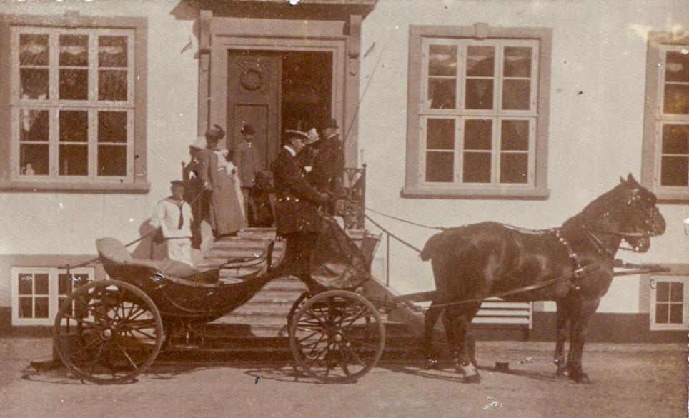 Gunderslevholms Vis-a-vis med tospand foran hovedtrappen. Ukendt kusk. Foto: Næstved Museum, ukendt fotogaf.