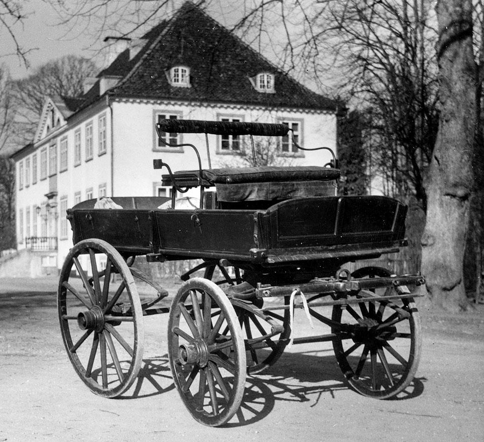 Fladbundet fjedervogn fra Gunderslevholm. På godset fungerede vognen som bagage- og postvogn. Foto: Næstved Museum, ukendt fotograf.