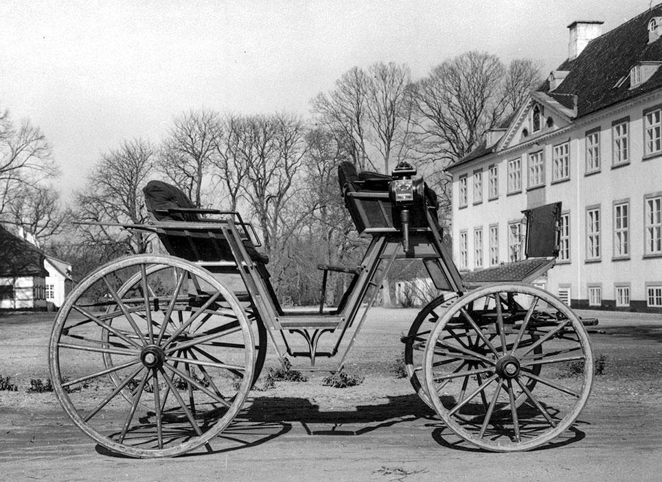 Jagtvogn fra Gunderslevholm. Vognen er i naturtræ og blev kaldt "den gule". Foto: Næstved Museum, ukendt fotograf.