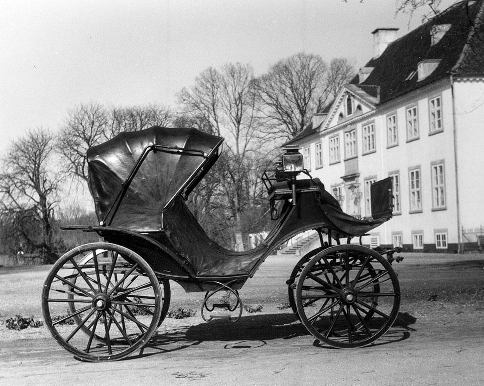 Mylord fra Gunderslevholm. På godset blev den kaldt kalechevognen. Forlæderet kunne knappes op i højde med passagerernes hals, og resten kunne lukkes med en rude. Foto: Næstved Museum, ukendt fotograf.