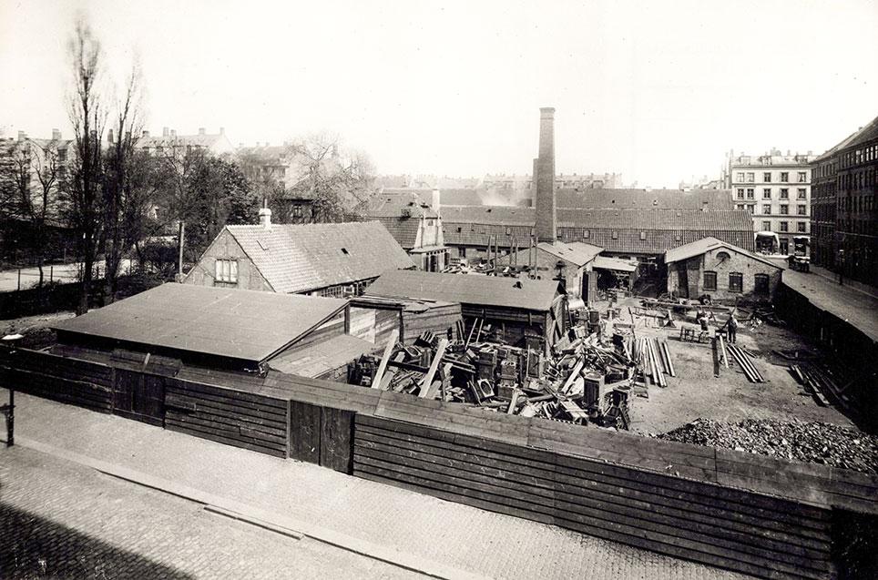 Anker Heegaards smedje, (senere Blågårds Plads) i København. Stadsingeniørens fotosamling, Københavns Stadsarkiv.