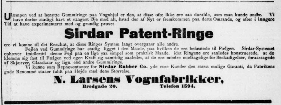 Hos N. Larsens Vognfabrikker i København holdt man også øje med udviklingen af gummiringe til vognhjul. I 1900 annoncerede virksomheden med, at gummiringe fra det engelske firma Sirdar Rubber Co. var det bedste på markede. Annonce i Nationaltidende, 22. august 1900, s. 3.