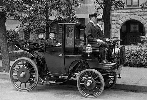 Senator George P. Wetmore fra Rhode Island, USA i sin  elektriske Krieger Landaulet, ca. 1906. Foto: Harris & Ewing collection, Library of Congress. Wikipedia.