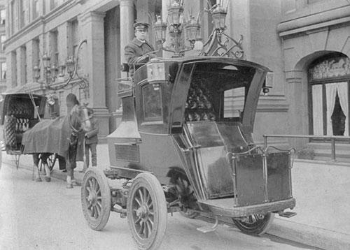 Elektrisk Hansom cab fra The Electric Vehicle Company, New York, 1904. Foto: Bundesarchiv, Bild 183-1990-1126-500 / CC-BY-SA 3.0, Wikipedia.