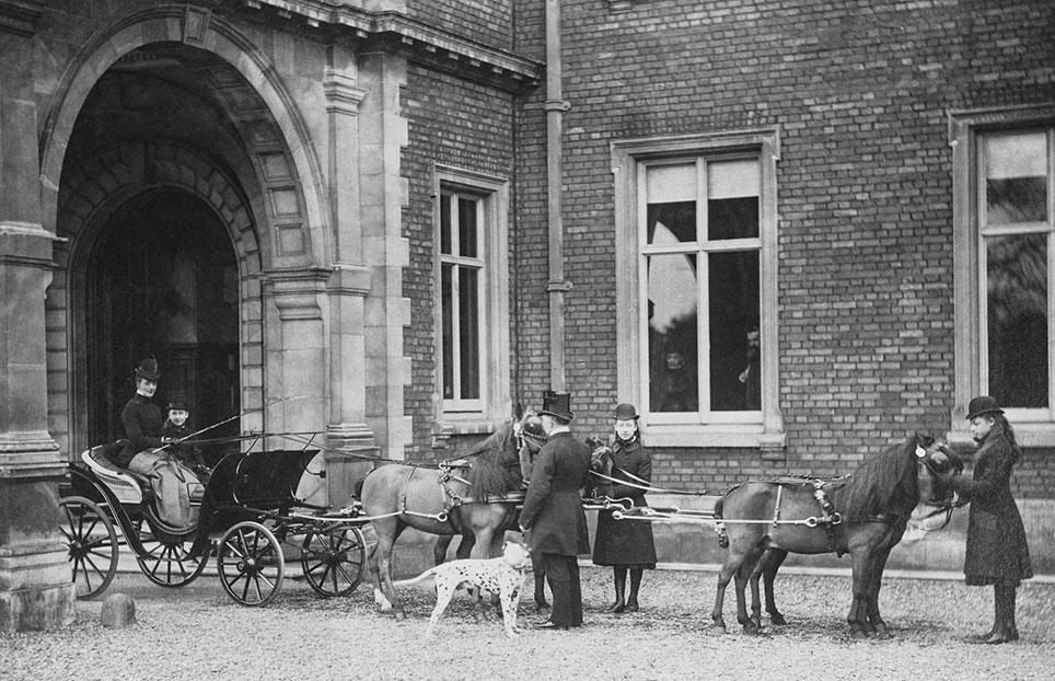 Christian 9. og dronning Louises datter, prinsesse Alexandra af Wales (senere dronning af England), var selv en habil kusk. Her holder prinsessen ved Sandringham House med et 4-spand ponyer med bringeseler forspændt en smuk lille park phaeton. Foto: Royal Collection Trust / © His Majesty King Charles III 2023.