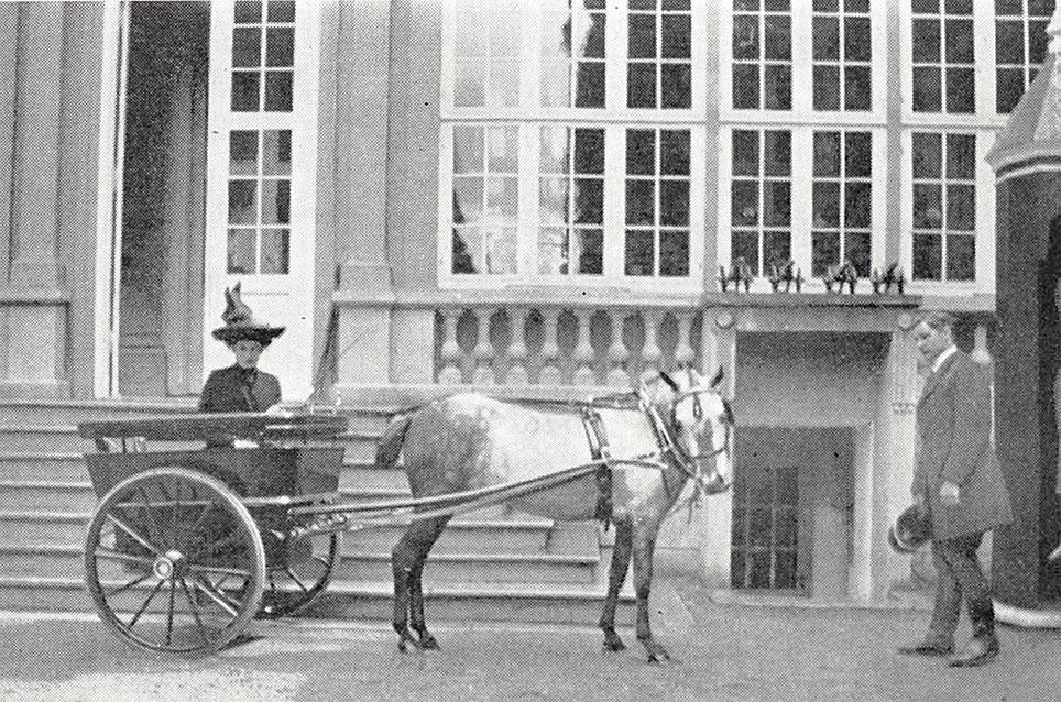 Dronning Alexandrine holder med en jumbe foran verandaen på Sorgenfri Slot efter tronbestigelsen i 1912. Kilde: Lyngby-Bogen 1963.