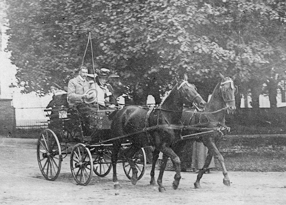 Ved Sorgenfri Slot i 1905 kører kronprins Christian (10.) og kronprinsesse Alexandrine 2-spand forspændt en jagtvogn fra N. Larsens Vognfabrikker. Foto: A. Th. Collin, Lyngby Stadsarkiv.