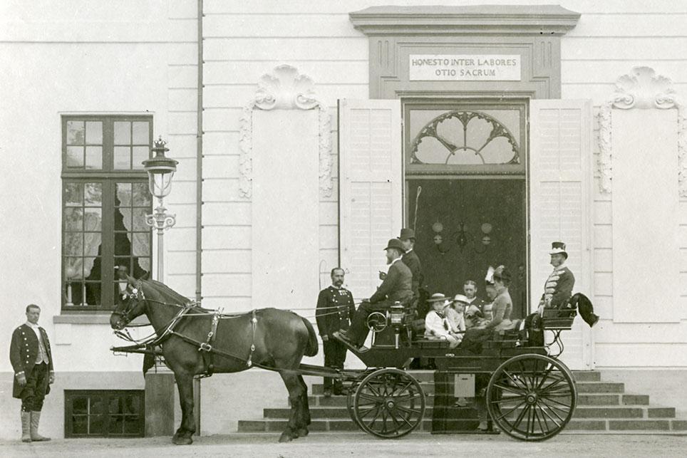 Kong Christian 9. kører 2-spand forspændt en jagtbreak, der holder foran Bernstorff Slot. Foto: Mariboes Samling, Københavns Museum, kbhbilleder.dk.